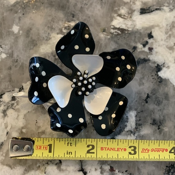SOLD Vintage Hedy Black / White polka dot enamel flower brooch - Picture 4 of 4